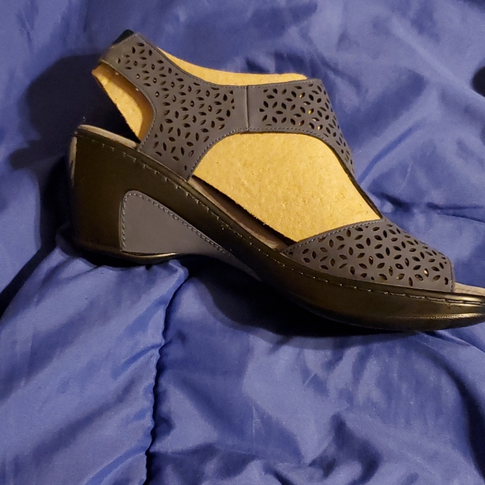 JBU blue sandals with velcro closure